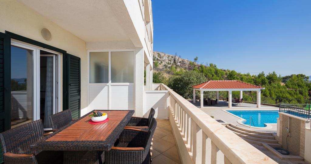 Beachfront Apartments Lara Omis Exterior photo
