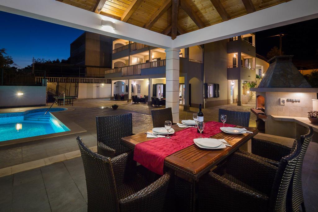 Beachfront Apartments Lara Omis Exterior photo