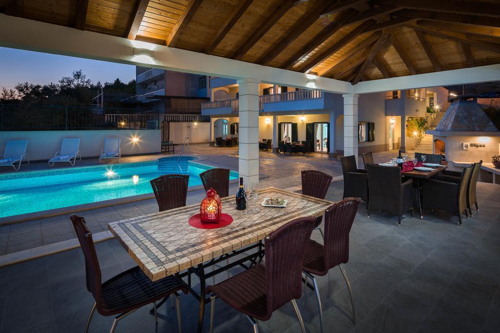 Beachfront Apartments Lara Omis Exterior photo