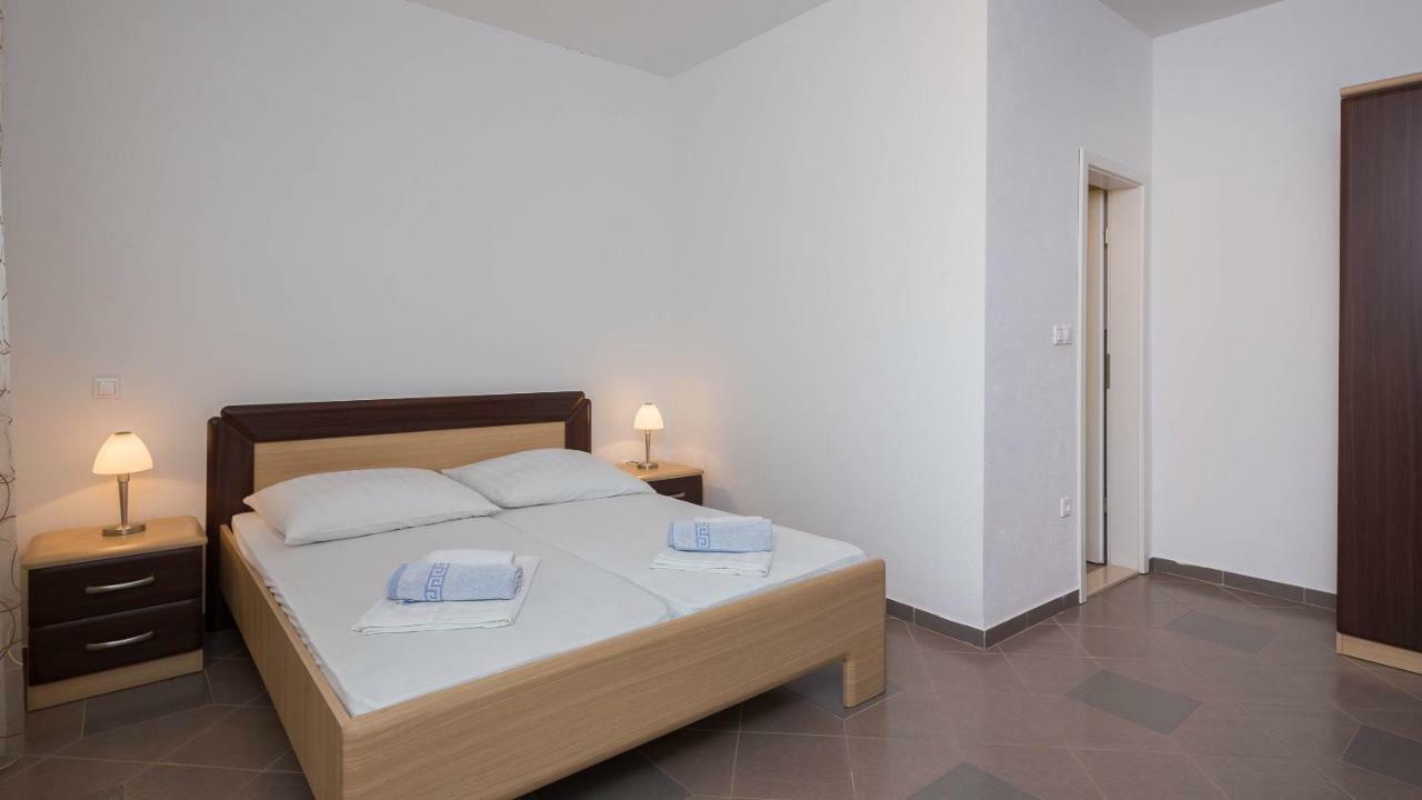 Beachfront Apartments Lara Omis Room photo